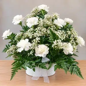 centro de claveles blancos naturales con paniculata y verdes ornamentales