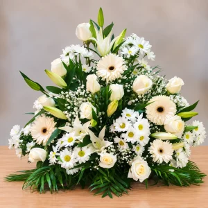 Centro de rosas, gerberas y margaritas blancas con lilium y paniculata