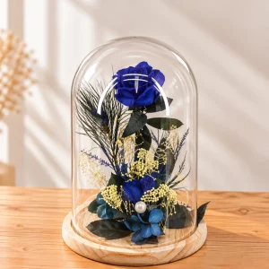 Cúpula de rosa azul preservada Azélie con flores azules y base de madera