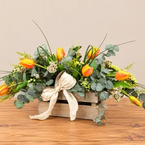 Centro de tulipanes artificiales Soleil con flores preservadas en caja de madera